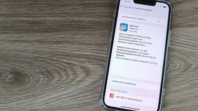 iPhone zeigt Softwareupdate iOS 16.7 an. Die Frage "iphone wie lange updates" wird durch die Anzeige von iOS 17 als verfügbar beantwortet.