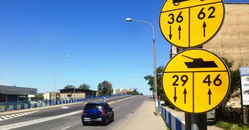 Nowe znaki drogowe informują o dopuszczalnej masie całkowitej pojazdów. Jeden znak pokazuje 36 i 62 tony, drugi 29 i 46 ton, a także symbol czołgu.