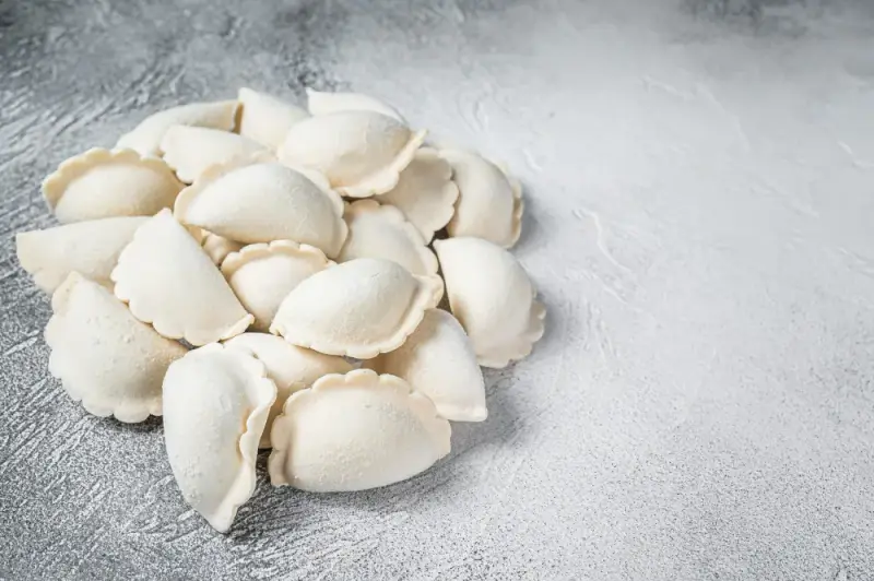 Jak przechowywać ciasto na pierogi? Lodówka i zamrażarka sprawdzone sposoby
