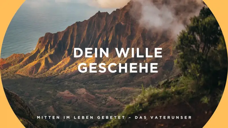 Majestätische Berge im Nebel, mit der Botschaft: "Dein Wille geschehe". Ein Gebet im Leben.