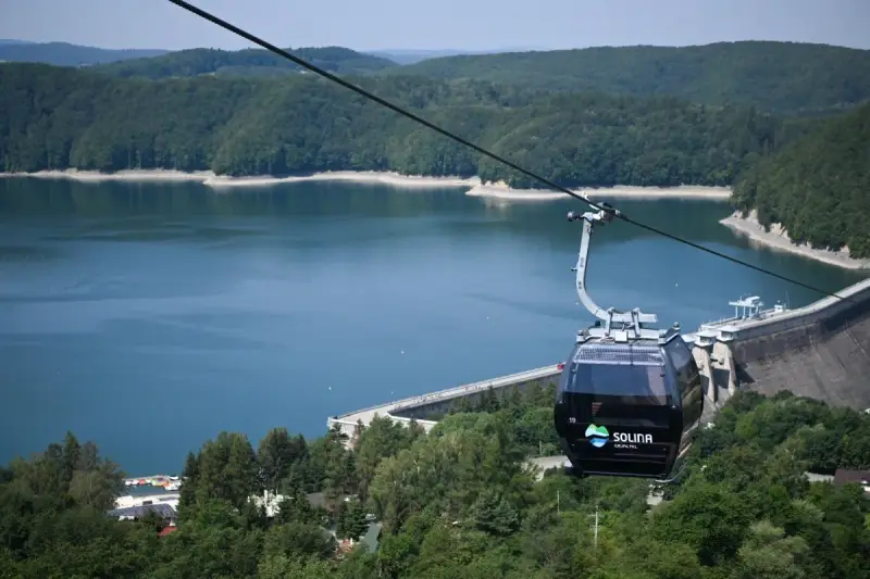 Kolejka linowa nad Soliną, idealna na podróż pociągiem w Bieszczady. Widok na zaporę i jezioro.