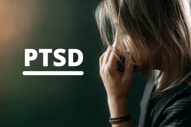 Kobieta z rękami przy twarzy, obok napis PTSD. To pytanie o to, co to jest PTSD i jak wpływa na życie.