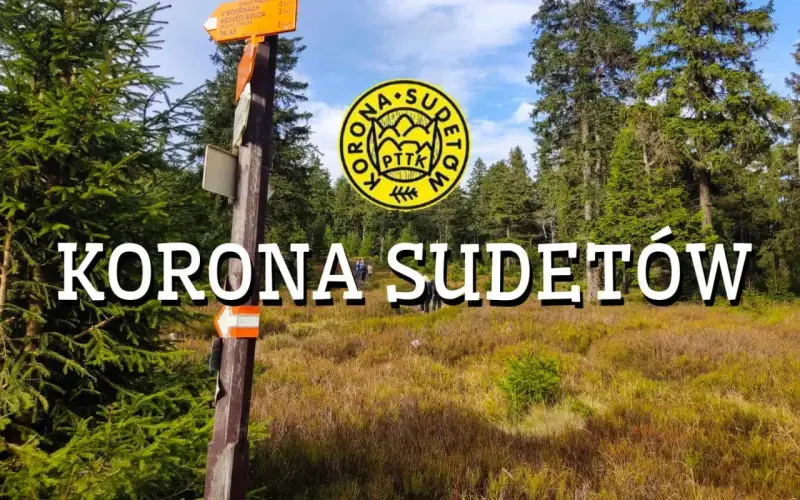 Droga przez malownicze **Sudety szczyty**, z oznaczeniami szlaku i logo "Korona Sudetów".