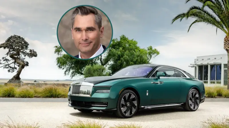 Zielony Rolls-Royce Spectre na tle drzew i budynku, z portretem mężczyzny w okręgu.