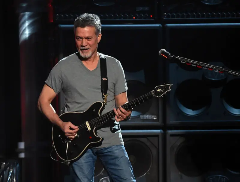 Eddie Van Halen, uznawany za najlepszego gitarzystę świata, gra na scenie.