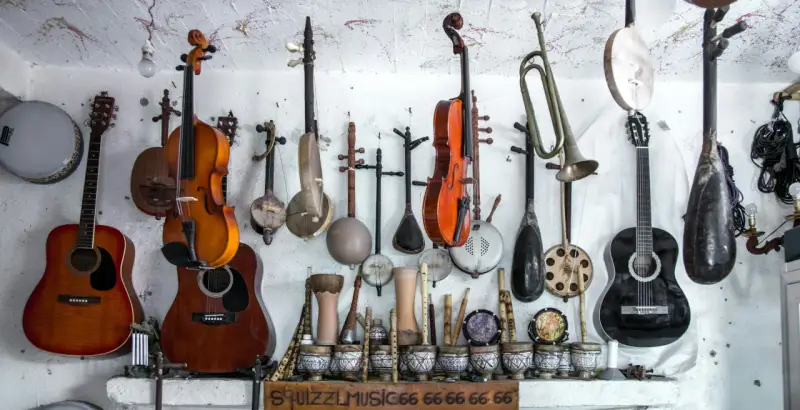 Vielfalt an Instrumenten: Gitarren, Geigen, Trommeln und mehr. Hier findet man Musik ohne Gesang, die zum Spielen einlädt.