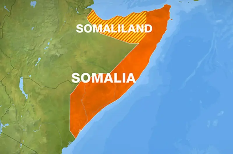 Mapa Somalii i Somalilandu. Czy Somaliland jest bezpieczny? Obszar Somalilandu zaznaczony jest żółto-czerwonymi pasami, a Somalii pomarańczowym.