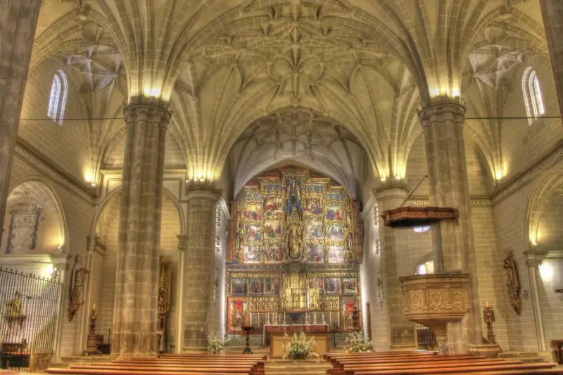 Interior de la colegiata de Bólea, con su impresionante retablo dorado y bóvedas de crucería.