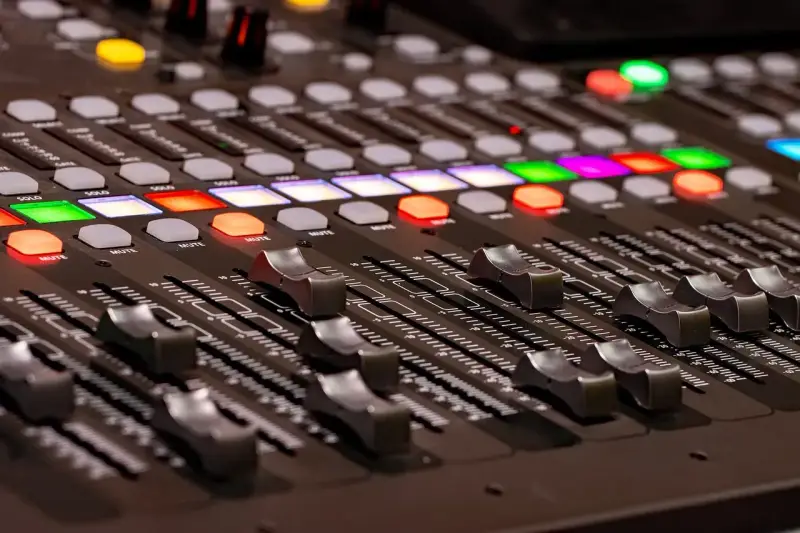 Console de mixage avec boutons lumineux et faders. Idéal pour créer votre propre application bruitage gratuit et donner vie à vos projets sonores.