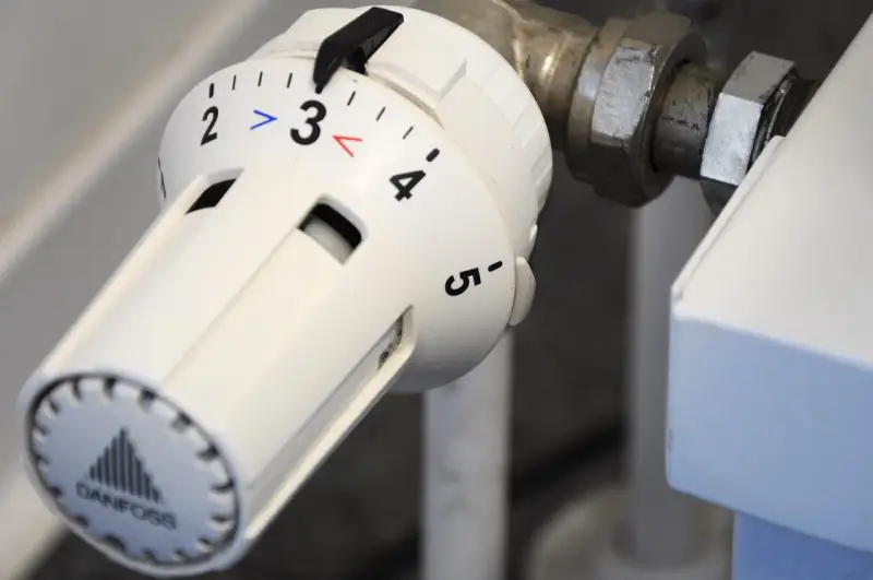 Pokrętło termostatu Danfoss ustawione na 3. To pokrętło reguluje, przy jakiej temperaturze otwiera się termostat, wpływając na ogrzewanie.