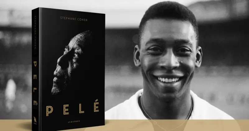 Książka "Pelé" Stéphane'a Cohena obok uśmiechniętego portretu legendy futbolu.