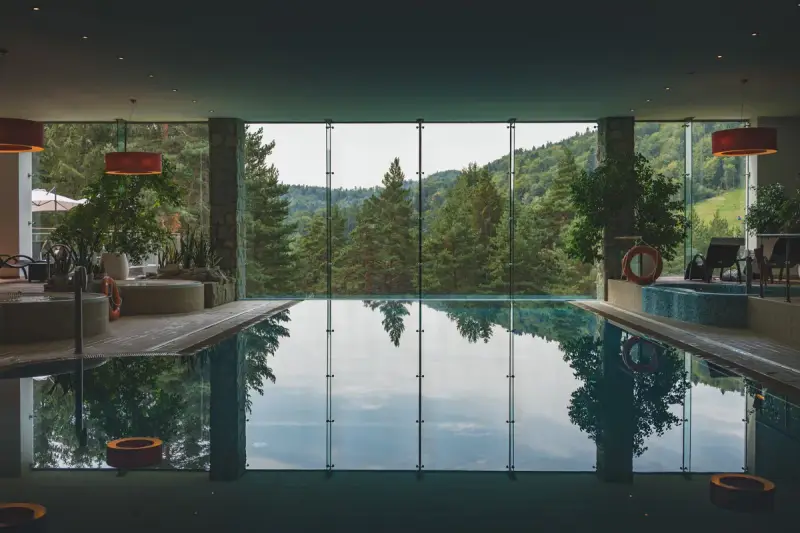 Basen w Dr Irena Eris Hotel z widokiem na góry. Relaks w otoczeniu natury.