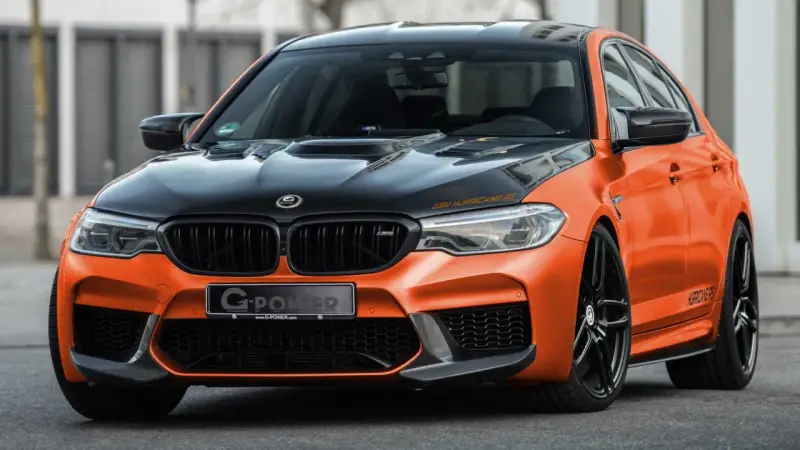 Pomarańczowe BMW M5 G-Power Hurricane RS z czarną maską i felgami.