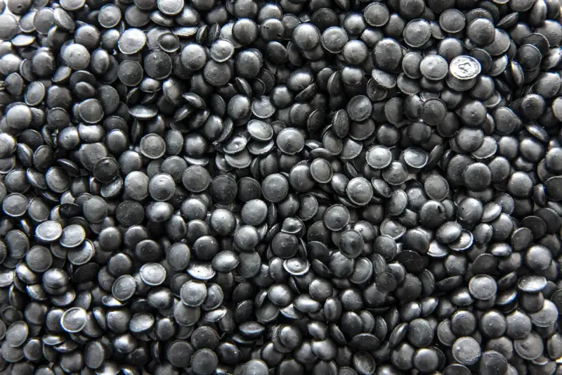 Mnóstwo czarnych granulek regranulatu HDPE, gotowych do przetworzenia w nowe produkty.