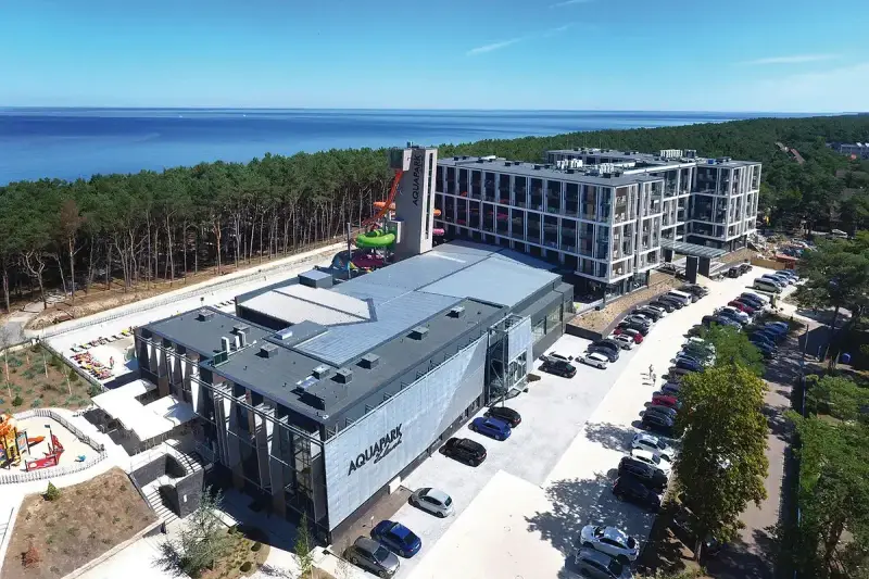 Nowoczesny aquapark i hotel z widokiem na morze. Idealne tanie noclegi nad morzem blisko plaży dla rodzin z dziećmi.