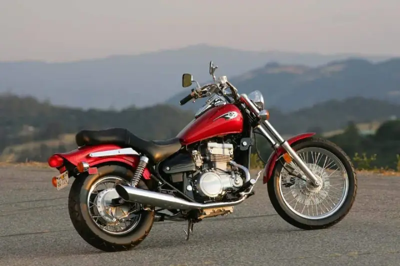 Czerwony motocykl Kawasaki EN 500 na tle górskich krajobrazów. Dane techniczne tego modelu to świetny wybór dla miłośników klasycznych cruiserów.