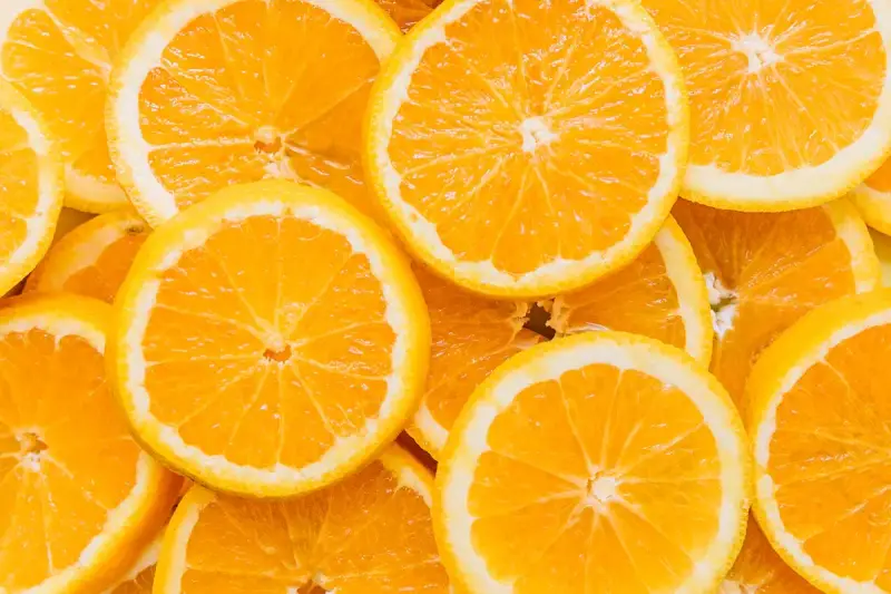 Rodajas de naranja vibrantes, llenas de vitamina C, dispuestas en un patrón apetitoso.
