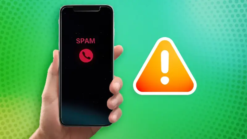 Hand hält Smartphone mit "SPAM"-Anzeige und rotem Hörer-Symbol. Daneben ein Warnzeichen. Call screening schützt vor unerwünschten Anrufen.