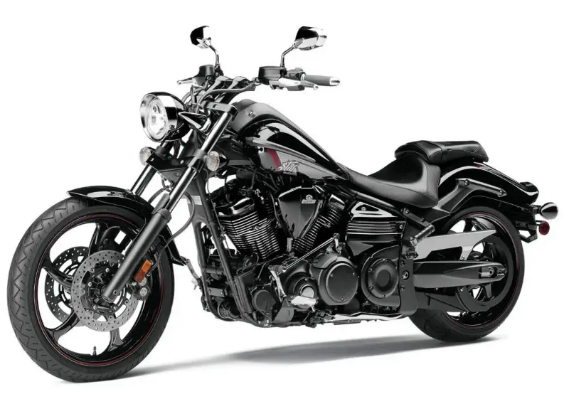 Czarny motocykl Yamaha Raider 1900, z chromowanymi elementami i sportowym wyglądem. Dane techniczne tego modelu są imponujące.