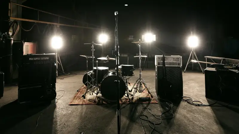 Scena z perkusją i wzmacniaczami, gotowa na koncert unplugged. Co to znaczy? To muzyka bez prądu, czysta energia!
