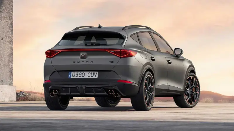 Tył sportowego SUV-a Cupra Formentor VZ5 w matowym szarym kolorze, z czterema końcówkami wydechu i charakterystycznymi światłami.