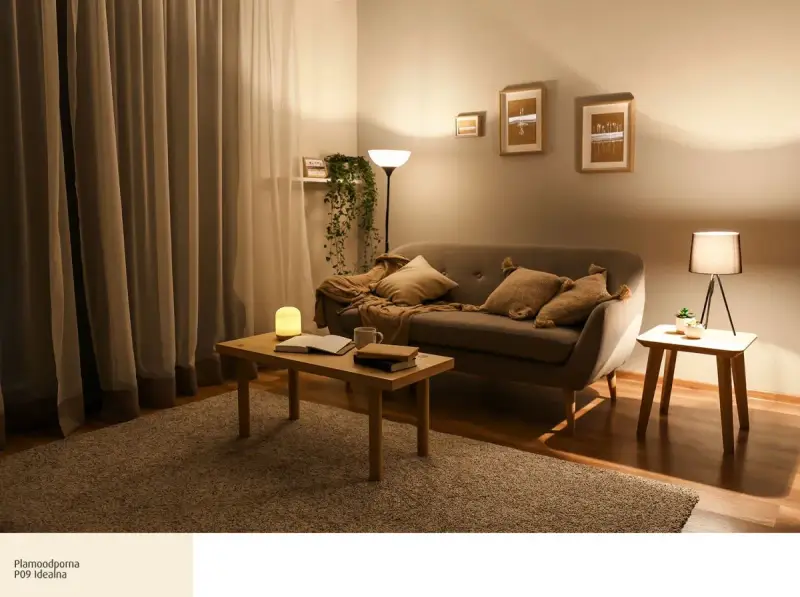 Przytulny salon z kanapą, stolikiem i dywanem. Ciepłe, jasne kolory do salonu tworzą relaksującą atmosferę.