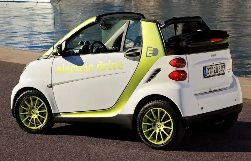 Biały kabriolet z zielonymi akcentami i napisem "electric drive". Idealny samochód elektryczny do 30 tys.