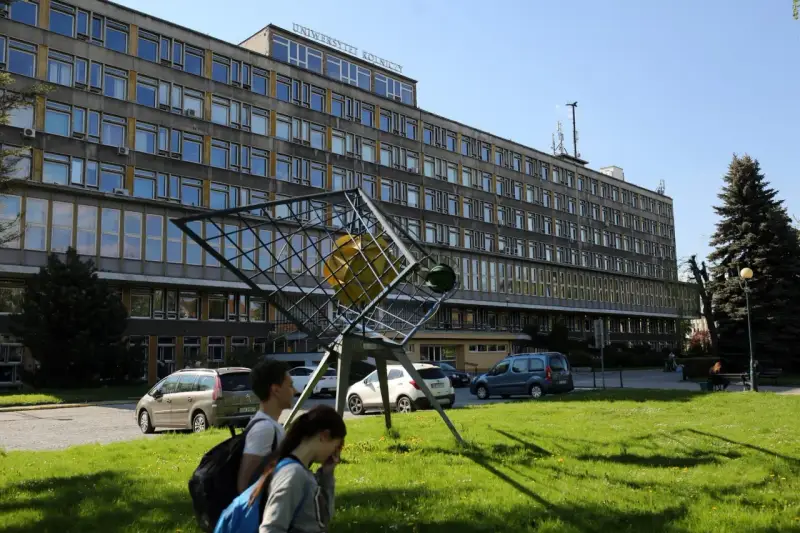 Uniwersytet Rolniczy w Krakowie. Przed monumentalnym budynkiem stoi abstrakcyjna rzeźba.