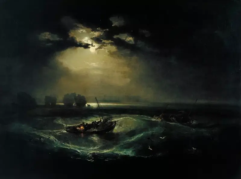 Un tableau clair obscur dramatique : des bateaux luttent contre des vagues déchaînées sous une lune voilée. La lumière perce les nuages, éclairant la scène maritime tourmentée.