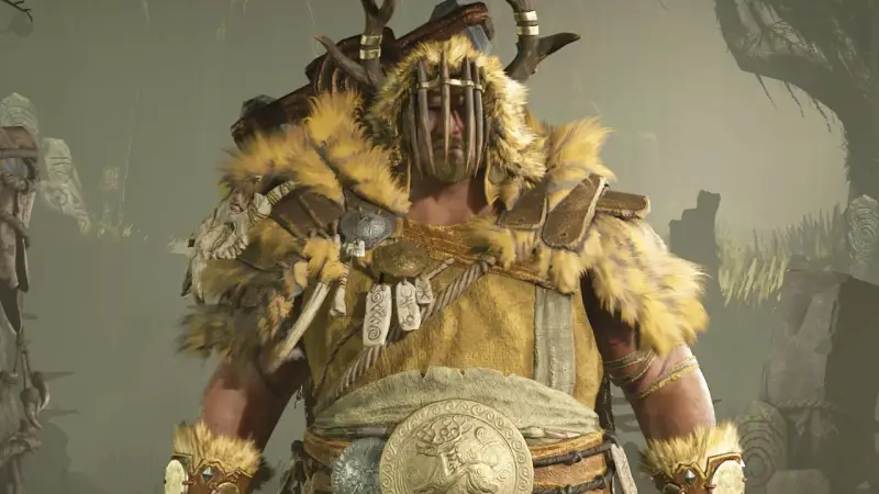 Un imponente druida de Diablo 4, con armadura de pieles y cuernos, listo para la batalla.