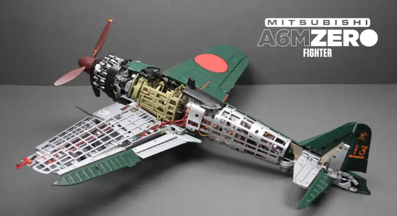 Detailgetreues Modell eines Mitsubishi A6M Zero-Jägers, dessen Innenleben freigelegt ist.