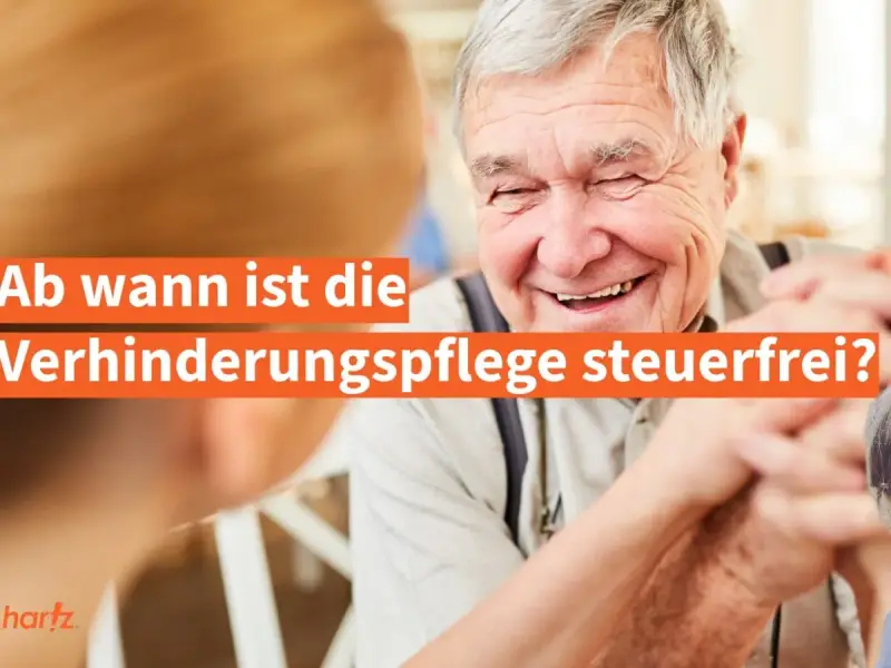 Ein lachender älterer Mann hält Hände. Text fragt: "Ab wann ist die Verhinderungspflege steuerfrei?".