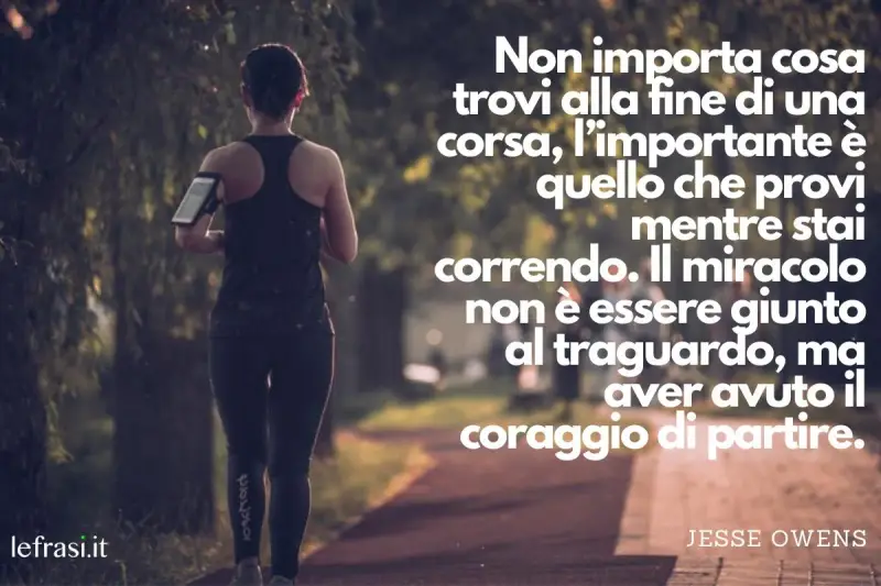 Donna corre su un sentiero. Frasi sulla corsa: "Il miracolo non è essere giunto al traguardo, ma aver avuto il coraggio di partire." - Jesse Owens.
