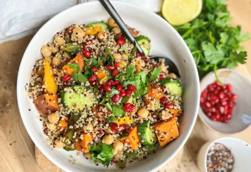 Bunter Quinoa-Salat mit Kichererbsen, Süßkartoffeln und Granatapfelkernen – eine köstliche Inspiration für proteinreiche Rezepte.