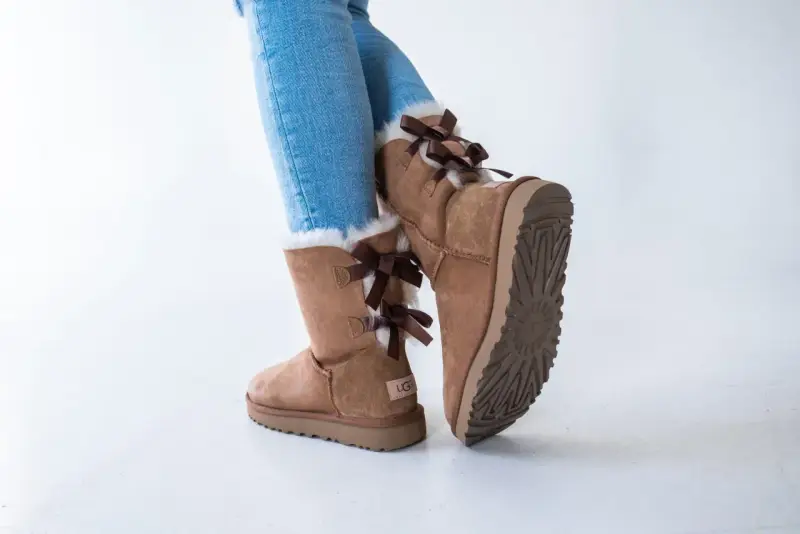 Brązowe kozaki UGG z kokardkami, idealne na zimę. Zastanawiasz się, ugg jaki rozmiar wybrać?