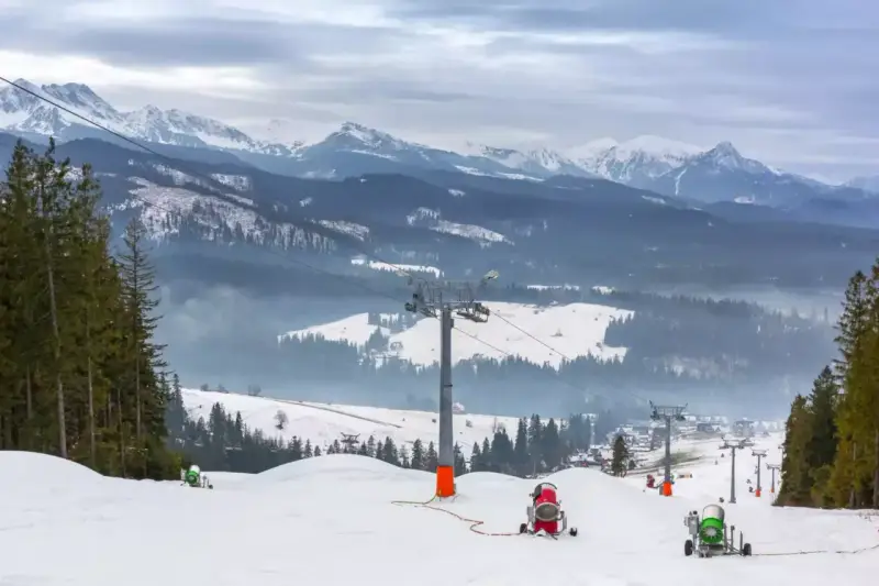 Piękne widoki na Tatry, idealne miejsce, gdzie na narty w Polsce. Śnieg i wyciągi czekają!