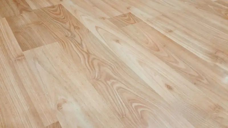 Jasne panele laminowane z widocznym usłojeniem. Dowiedz się, jak usunąć rysy z paneli domowym sposobem, by przywrócić im blask.
