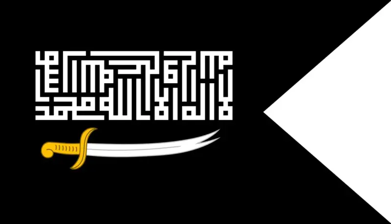 Czarna flaga z białym napisem w stylu Kufi i zakrzywionym mieczem. To flaga Arabii, symbolizująca siłę i wiarę.