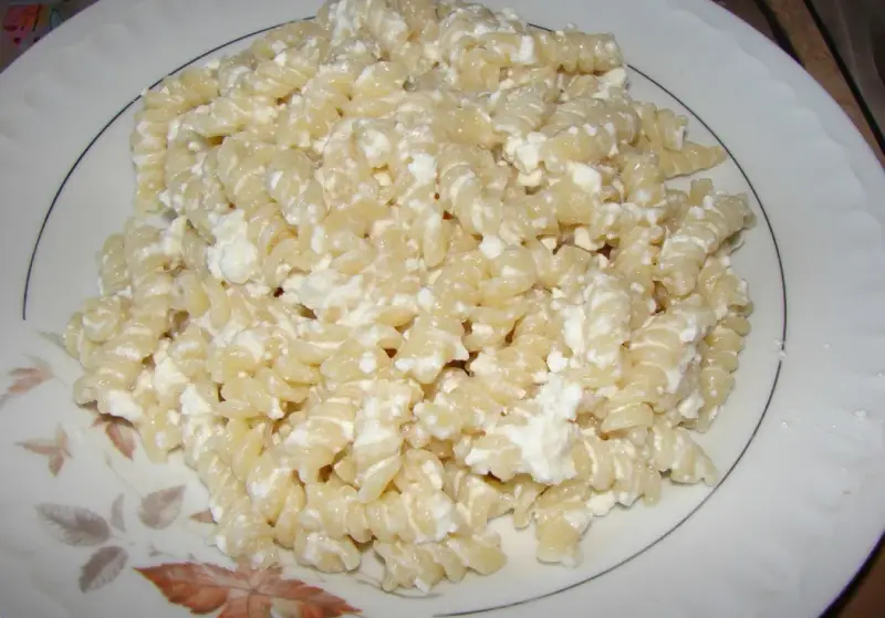 Pyszny makaron z serem na słodko, idealny na szybkie śniadanie lub deser.