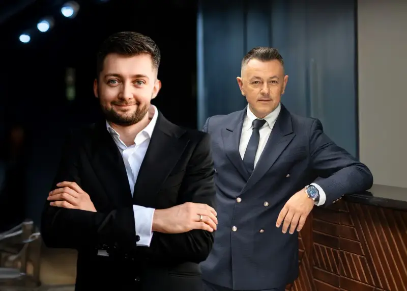 Dwóch mężczyzn w garniturach, dyskutujących w co zainwestować 50 tys.