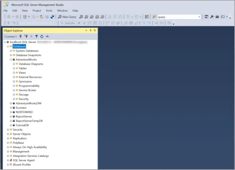 SQL Server Management Studio z listą baz danych. Po pobraniu i instalacji można zarządzać bazami.