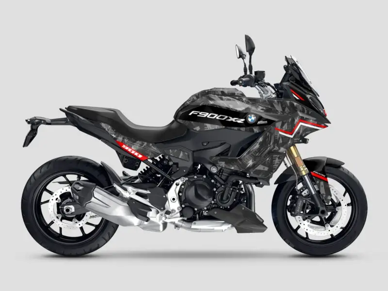 Motocykl BMW F900XR w unikalnym kamuflażowym malowaniu.