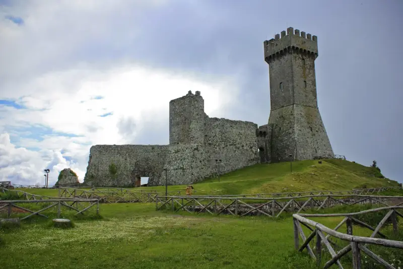 Rocche e torri imponenti dominano il paesaggio. Un must per chi cerca cosa vedere a Radicofani, con panorami mozzafiato.