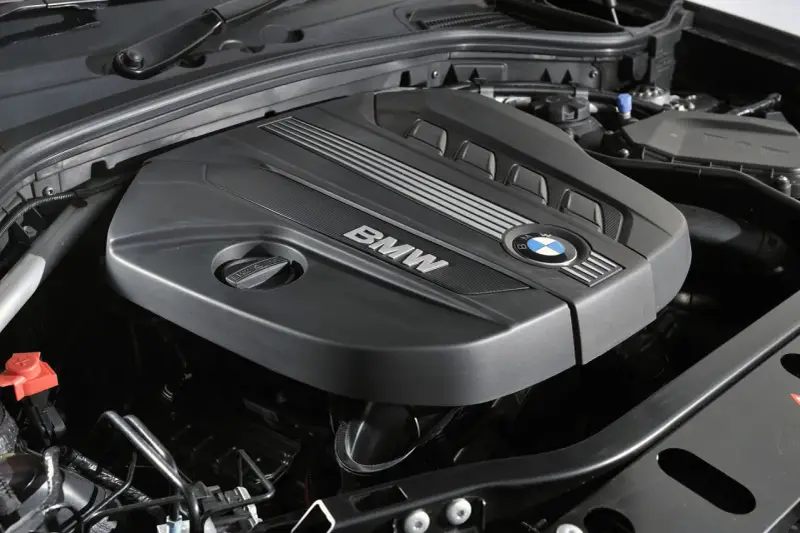 Silnik BMW z charakterystycznym logo. N47 to oznaczenie tej jednostki napędowej.