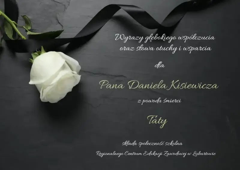 Biała róża i czarna wstęga na ciemnym tle. Kondolencje sms dla Pana Daniela Kisiewicza z powodu śmierci Taty od społeczności szkolnej.