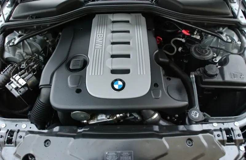 Silnik BMW m57 z widocznym logo marki.