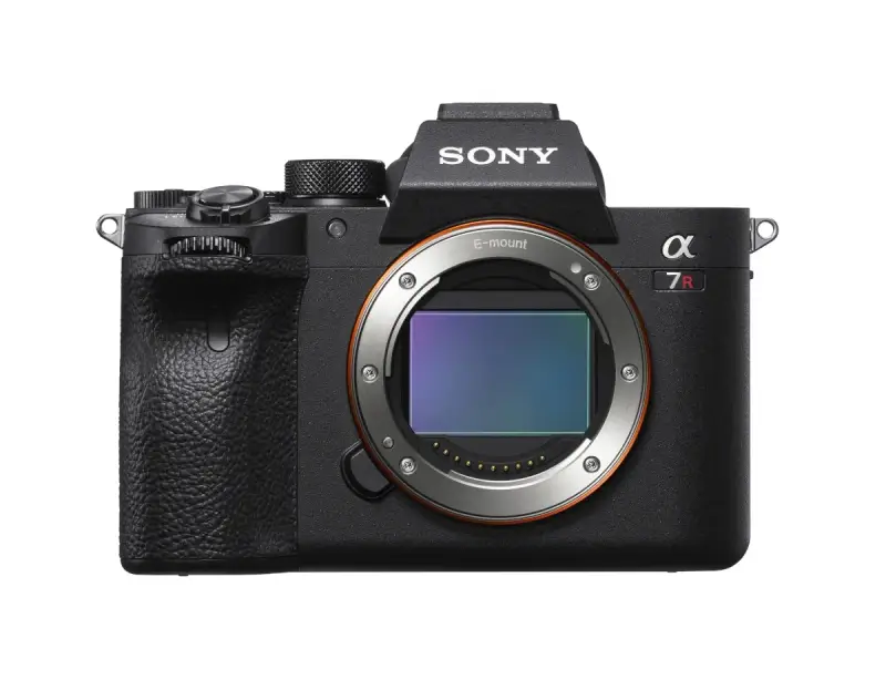 Czarny aparat Sony a7R IV z widocznym sensorem i mocowaniem E.