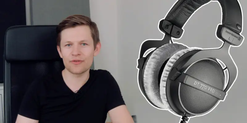 Mężczyzna w czarnej koszulce obok słuchawek do mixu Beyerdynamic DT 770 PRO.