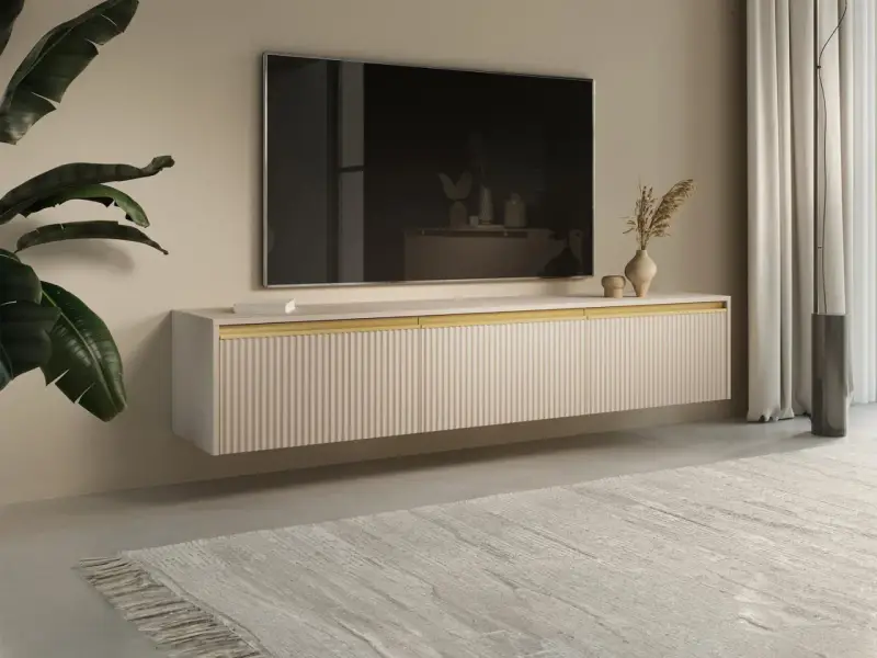 Ett stilrent, högt tv bord i ljust trä med ribbad front. En stor platt-TV hänger ovanför, och en stor grön växt ger liv åt rummet.