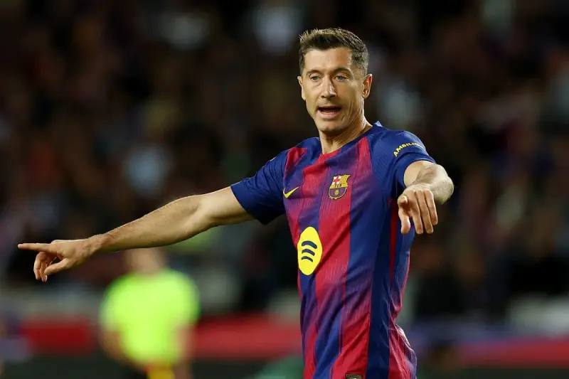 Robert Lewandowski w koszulce FC Barcelony. Grał w klubach takich jak Borussia Dortmund, Bayern Monachium, a teraz w Barcelonie.